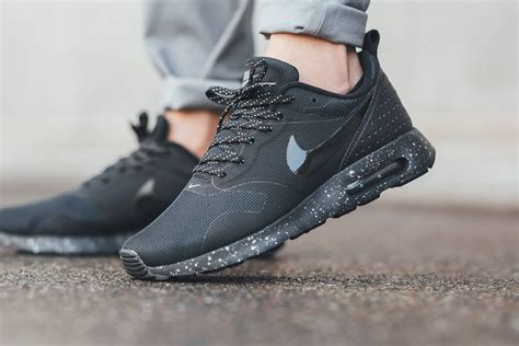 nike tavas black